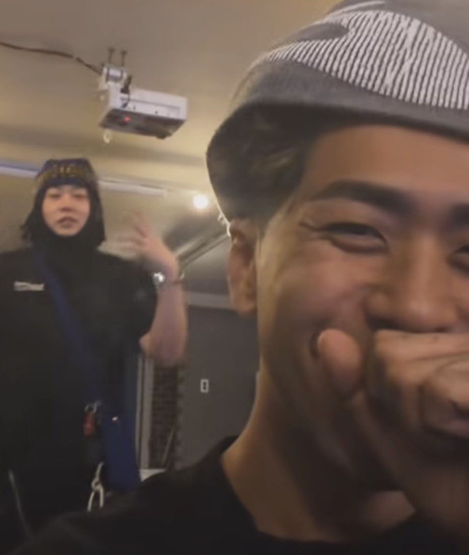 하 ㄹㅈㄷ 폭탄머리 되셔서 
비니도 머리를 못 이김