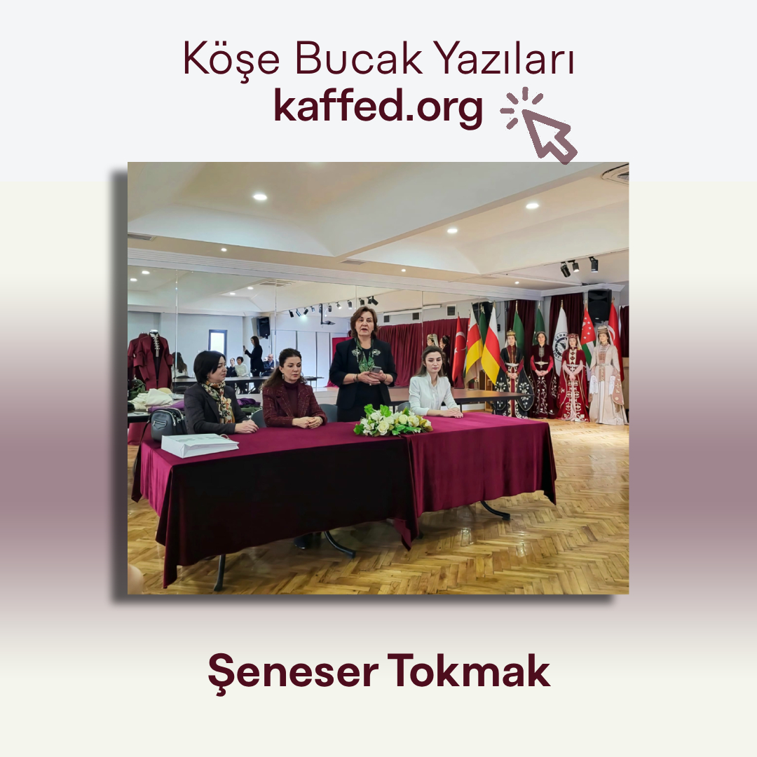 KAFFED's tweet photo. Kostüm mü, Kimlik mi?
Çerkes Giyimi Üzerinden Bir Kültürel Sorumluluk Değerlendirmesi / Şeneser Tokmak

9–13 Şubat tarihleri arasında Kafkas Dernekleri Federasyonu ile Ankara Çerkes Derneği iş birliğinde ve Ankara Çerkes Derneği’nin ev sahipliğinde gerçekleştirilen Çerkes Geleneksel Giyim ve Halk Dansları Kostümü Üretimi Atölyesi, teknik bir eğitim programının ötesinde, kültürel temsil bilincini güçlendirmeyi amaçlayan kurumsal bir çalışma olmuştur.

Bu program  hazırlanırken temel mesele, geleneksel giyimin yalnızca sahneye yönelik bir “kostüm” olarak mı ele alınacağı, yoksa kimliği taşıyan kültürel bir metin olarak mı değerlendirileceği sorusu etrafında şekillenmiştir.

Adıgey Cumhuriyeti’nden aramıza katılan Viktorya Yedic. Larisa Gumova veSabina Meremova'nın katkılarıyla yürütülen süreç, Çerkes giyiminin biçimsel bir estetik unsurdan ibaret olmadığını; tarihsel hafızayı, toplumsal ölçüyü ve değer sistemini taşıyan bütüncül bir yapı olduğunu bir kez daha ortaya koymuştur.

Devamını okumak için: https://t.co/Wsf1CaHolk