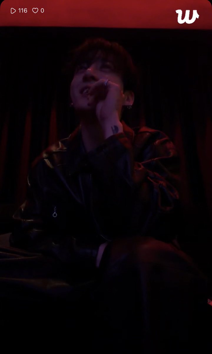 OMG OMG JUNGKOOK IS NOW LIVE ON WEVERSE 😭

weverse.io/bts/live/4-221…