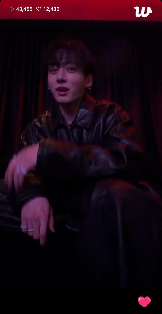 [🔴] Jung Kook is live on Weverse 💜

🔗weverse.io/bts/live/4-221…

#BTS #JungKook