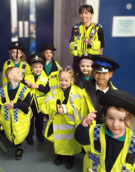 WYP_LeedsEast's tweet image. On the 12th Feb '26, PCSO Simpson attended @GreenfieldsKGPS, to deliver ‘People Who Help Us’ inputs to Nursey &amp;amp; Reception classes.

✅Mini uniforms 
✅Police Van tour

PCSO Simpson, thanks all children for their #fantastic behaviour, #wonderful questions &amp;amp; answers. 

Well Done!
