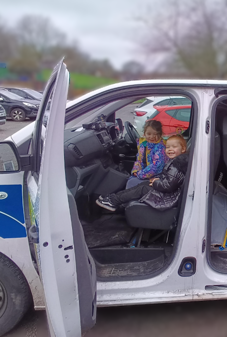 WYP_LeedsEast's tweet image. On the 12th Feb '26, PCSO Simpson attended @GreenfieldsKGPS, to deliver ‘People Who Help Us’ inputs to Nursey &amp;amp; Reception classes.

✅Mini uniforms 
✅Police Van tour

PCSO Simpson, thanks all children for their #fantastic behaviour, #wonderful questions &amp;amp; answers. 

Well Done!