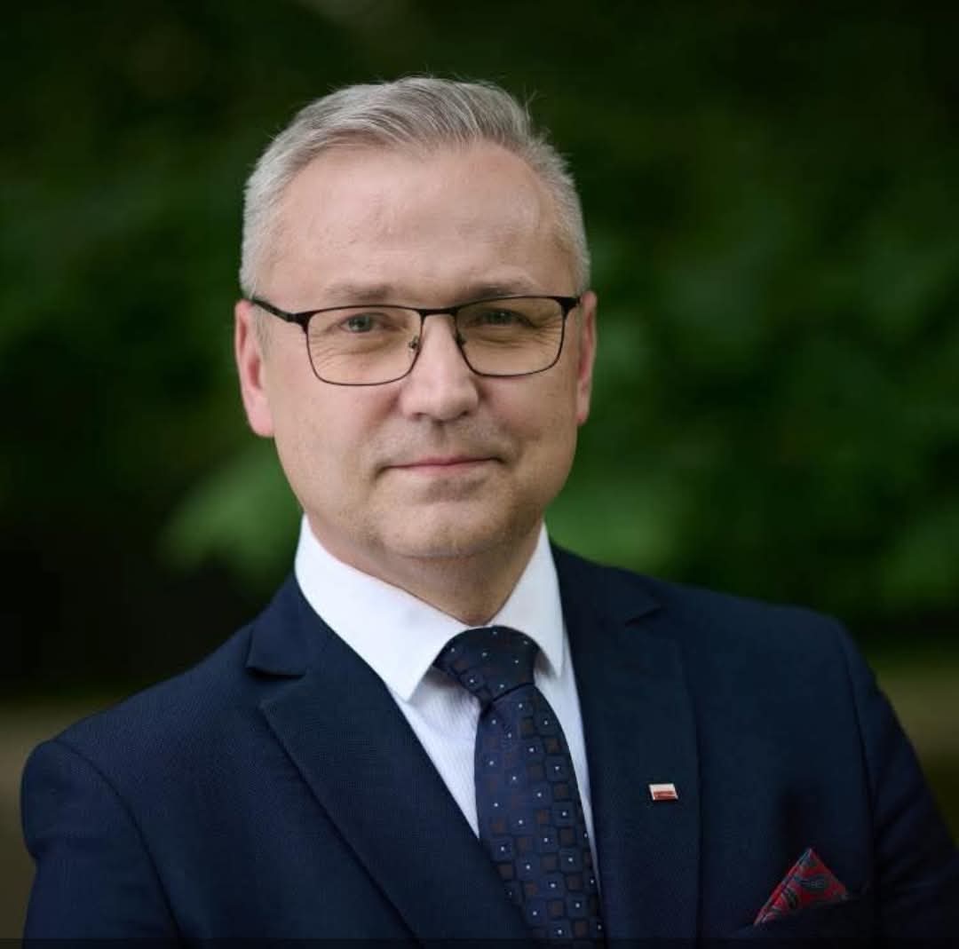 MaleckiJerzy's tweet photo. Dziś nastąpiła zmiana w Starostwie Powiatowym w Piszu. Po rezygnacji Starosty Andrzeja Nowickiego, zostałem wybrany na Starostę. Wynik wyborów 15 radnych za moją kandydaturą przy żadnym głosie sprzeciwu zobowiązuje. Dziękujję za zaufanie. Myślę, że znacie mnie, więc  do roboty! https://t.co/dYE2tzGDxu