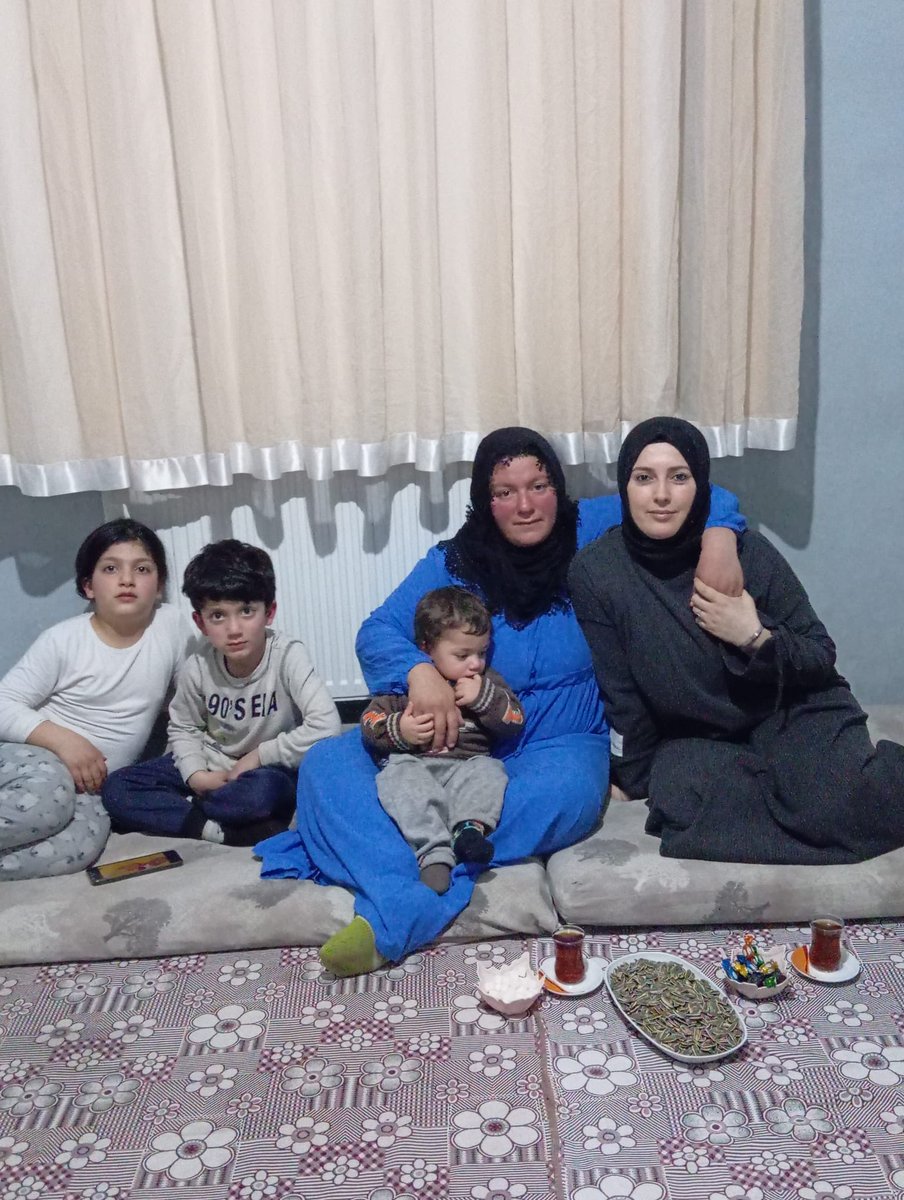 Akpartipatnos04's tweet photo. Yönetim Kurulu Üyemiz Sn. Zeynep Ülütaş, iftar sonrası ev ziyaretleri kapsamında hemşehrilerimizi ziyaret ederek Ramazan’ın bereketini ve kardeşlik iklimini paylaştı.

Samimi sohbetleri ve misafirperverlikleri için kıymetli ailelerimize teşekkür ediyoruz. https://t.co/OzP59GNjJq