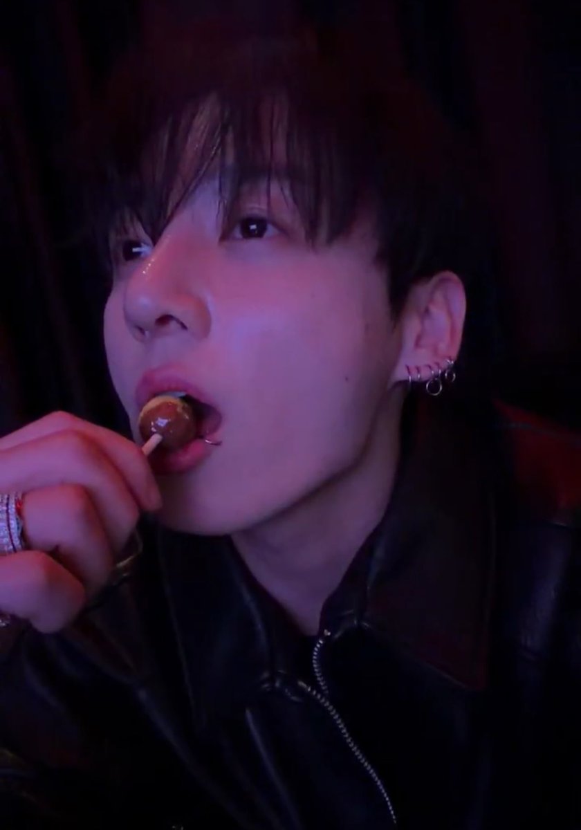 casi 4 am en Corea del Sur y Jungkook aparece así, no soy fuerte