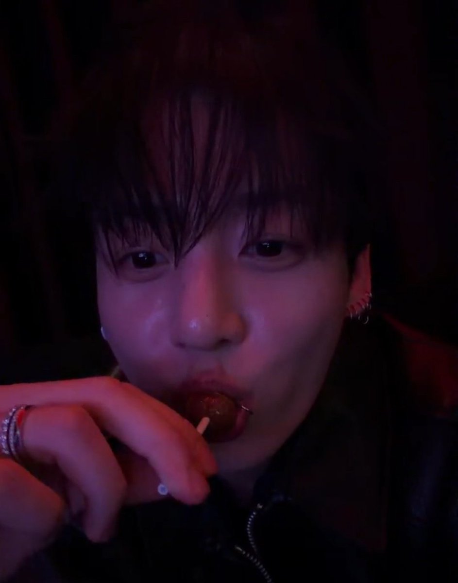 opening jungkook's live to this was diabolical like what do u want me to do with all that