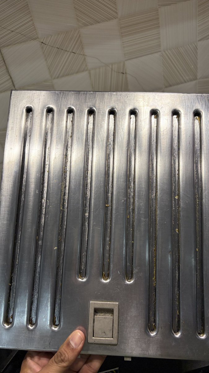 amitdhaware10's tweet photo. @Elica_India @jagograhakjago I had requested for AMC service cleaning &amp; just look and tell from which angle do you think it’s cleaned. Also the filter is not properly installed and too 1500rs for the filter. https://t.co/HfTES3OEd2