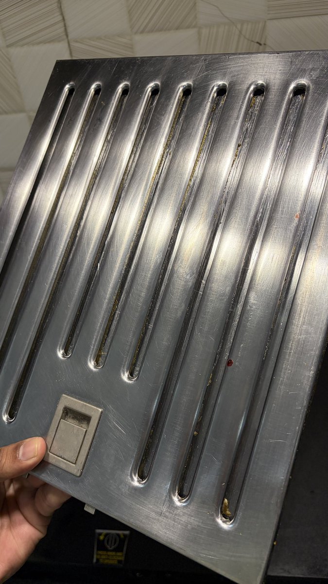 amitdhaware10's tweet photo. @Elica_India @jagograhakjago I had requested for AMC service cleaning &amp; just look and tell from which angle do you think it’s cleaned. Also the filter is not properly installed and too 1500rs for the filter. https://t.co/HfTES3OEd2