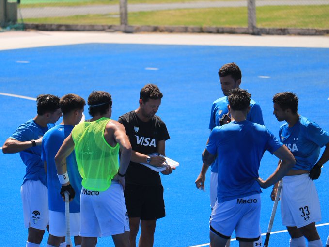 sportmusicok's tweet photo. #AHORA #Hockey 🏑 en @Fisherton895 !!

🎙 llega @FlorDecillo 

 #LasLeonas y #LosLeones retoman los entrenamientos pensando en la #ProLigue y el Mundial de Bélgica y Países Bajos 

📻 89.5
🎧 https://t.co/W9Jkq0LNhY https://t.co/KcwBGhtUE1