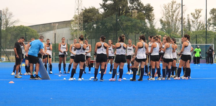 sportmusicok's tweet photo. #AHORA #Hockey 🏑 en @Fisherton895 !!

🎙 llega @FlorDecillo 

 #LasLeonas y #LosLeones retoman los entrenamientos pensando en la #ProLigue y el Mundial de Bélgica y Países Bajos 

📻 89.5
🎧 https://t.co/W9Jkq0LNhY https://t.co/KcwBGhtUE1