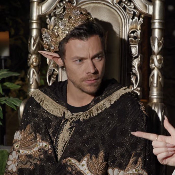 axlsugar's tweet photo. i just know fantasy writers are about to create an elf king inspired by him https://t.co/EV3OvNUejn