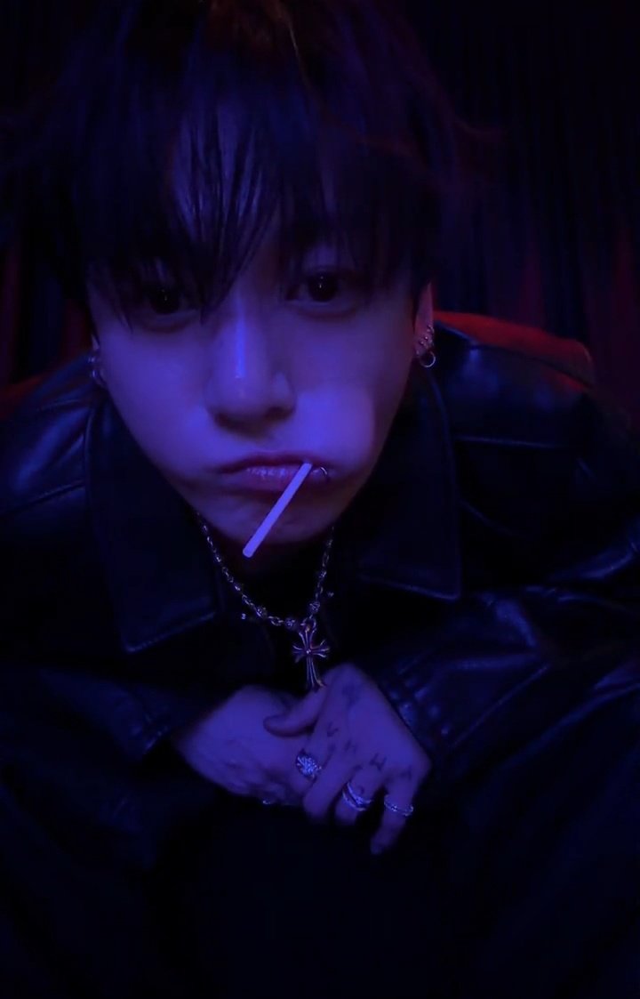 OMG JUNGKOOK IS LIVE 😭😭😭😭😭