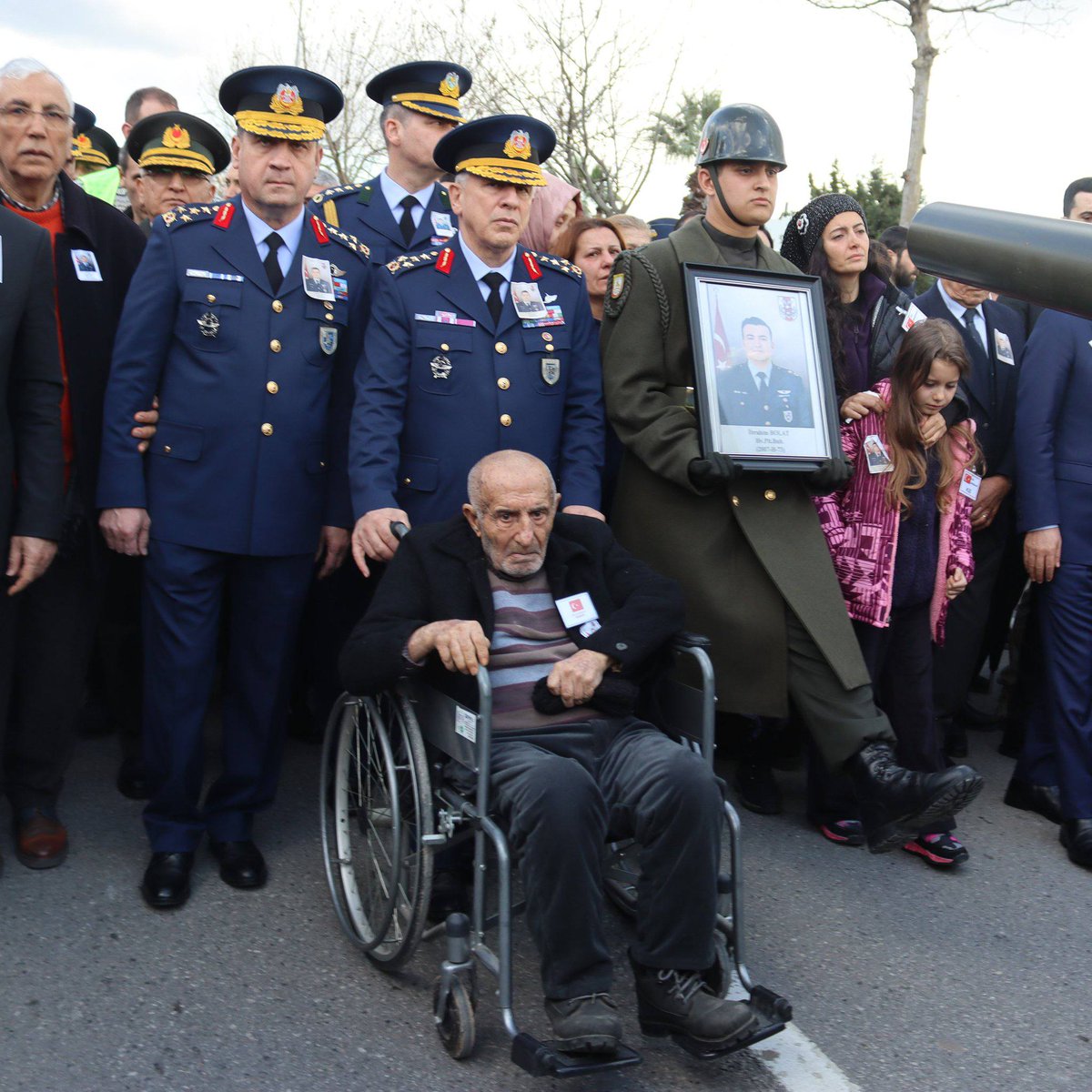 gundemnow's tweet photo. Şehidimiz İbrahim Bolat'ın babası, oğlunun cenaze törenine tekerlekli sandalyesi ile katıldı. https://t.co/jrGPDZt2I7