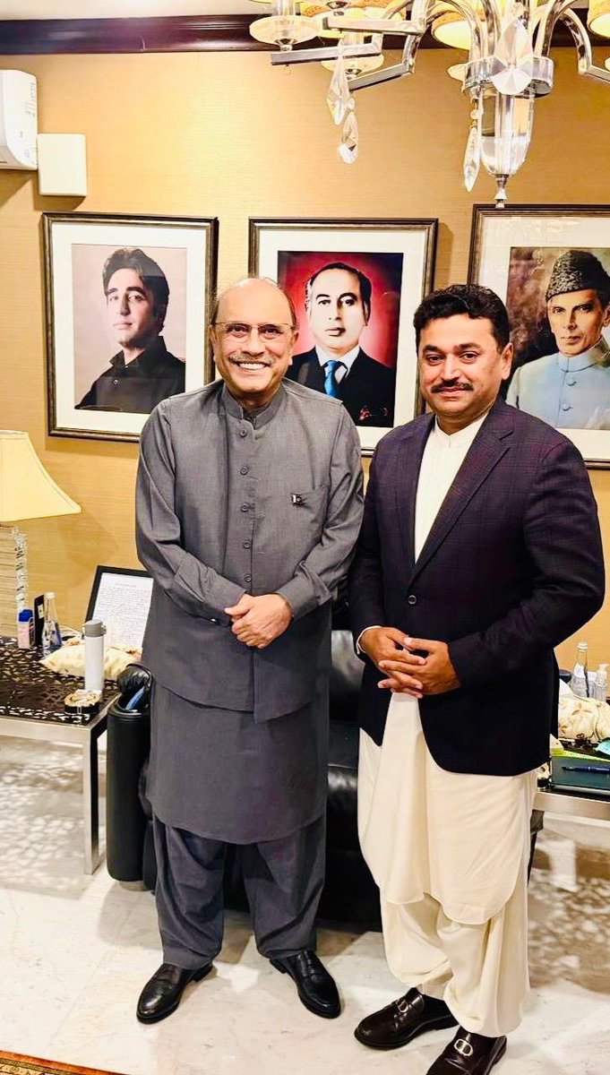 KashifShoroPPP's tweet photo. Had the distinct honor of meeting the Honourable President of the Islamic Republic of Pakistan @AAliZardari. I presented a comprehensive overview of the ongoing development initiatives in Hyderabad, focusing on infrastructure uplift and public welfare projects, also sought his valuable guidance on accelerating sustainable urban growth. With his visionary leadership and continued support, we remain committed to transforming Hyderabad into a modern city.
