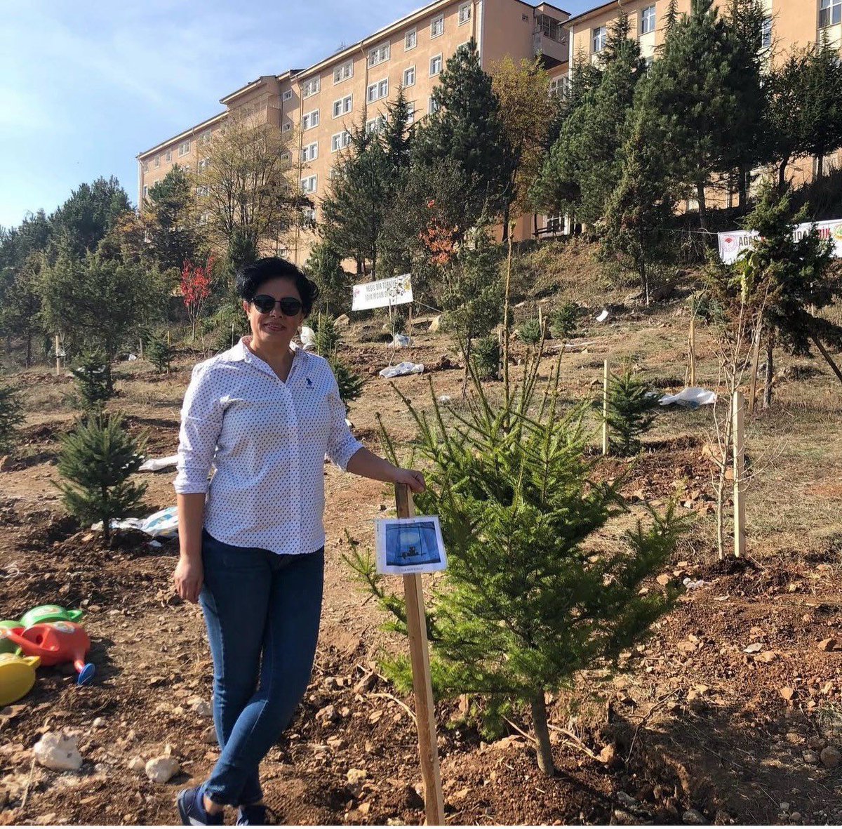 ⚪️ Bolu’da geçtiğimiz günlerde evinde hayatını kaybeden 16 yaşındaki çocuğun annesi, çocuğunun mezarını ziyaret ettiği sırada kalp krizi geçirerek yaşamını yitirdi.