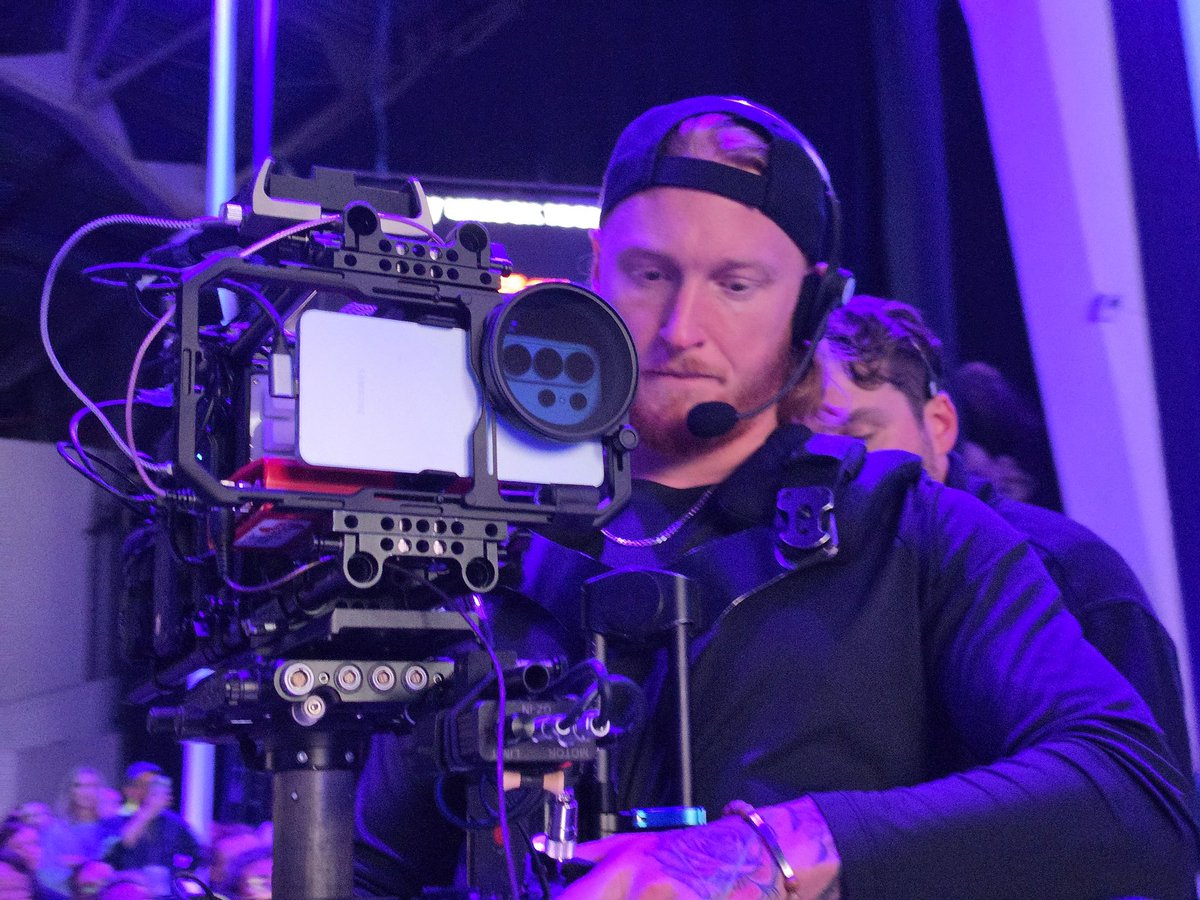 นั่งอยู่ในงานเปิดตัว Samsung Galaxy S26 สดๆ ที่ซานฟรานซิสโก 

ที่เจ๋งไม่แพ้ฟีเจอร์ใหม่ๆ ที่เปิดตัว คือซัมซุงโชว์เหนือ ถ่ายทอดสดอีเวนต์นี้ทั้งหมดด้วย Galaxy S26 Ultra 

หันไปเจอกล้องถ่ายทอด เซ็ตติ้งนี้เลย 😮