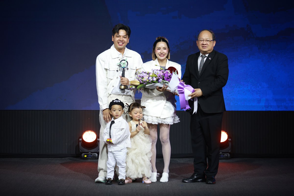 around_ent's tweet photo. ทุกด้อมคึกครื้นน้ำตาปริ่ม เมนคว้ารางวัลสุดยอดแห่งปี 2025 รางวัล “Thailand Top Vote”
#ThailandTopVote2025
#MCOT #ช่อง9กด30
#ไปรษณีย์ไทย #PromptPost
อ่านข่าวเพิ่มเติม
📍https://t.co/xUmoUjKWt6
บุ๋ม-ปนัดดา, ต้นข้าว-สุปรียา, แฝดโซลโมเน่, PROXIE, วิว-กุลวุฒิ และ การประปาส่วนภูมิภาค, โอตานิ, สวนสัตว์ศรีอยุธยา ไลอ้อน ปาร์ค คว้ารางวัล “Thailand Top Vote 2025” ซึ่งบรรยากาศภายในงานวันนี้ชาวด้อมของแต่ละสาขาน้ำตารื้น เรียกว่างานปลื้มปริ่มในใจมาแบบแน่น ป้ายไฟเอย กลองยาวเอย พวงมาลัยเอย ขนมนมเนยเพียบ ณ Auditorium ชั้น G Phenix PratunamBangkok