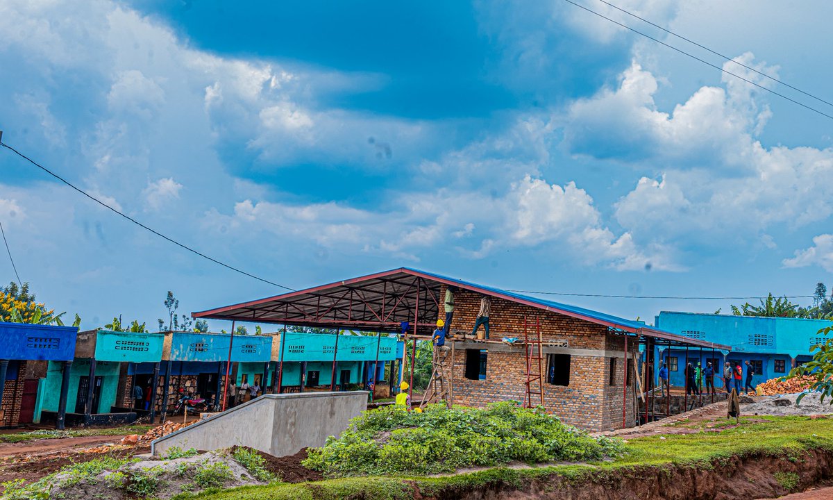 KireheDistrict's tweet photo. Mu murenge wa Kigarama hari kubakwa isoko/iguriro rito(Kigarama selling point) ryorohereza abaturage guhaha, inyubako igeze kuri 45% rifite ubushobozi bwo kwakira abacuruzi 54 hazubakwa hatwaye amafaranga Miliyoni 41,480,714 Frw,biteganyijwe ko hazatangira gukora neza 17/05/2026 https://t.co/mZQyxMJuPo