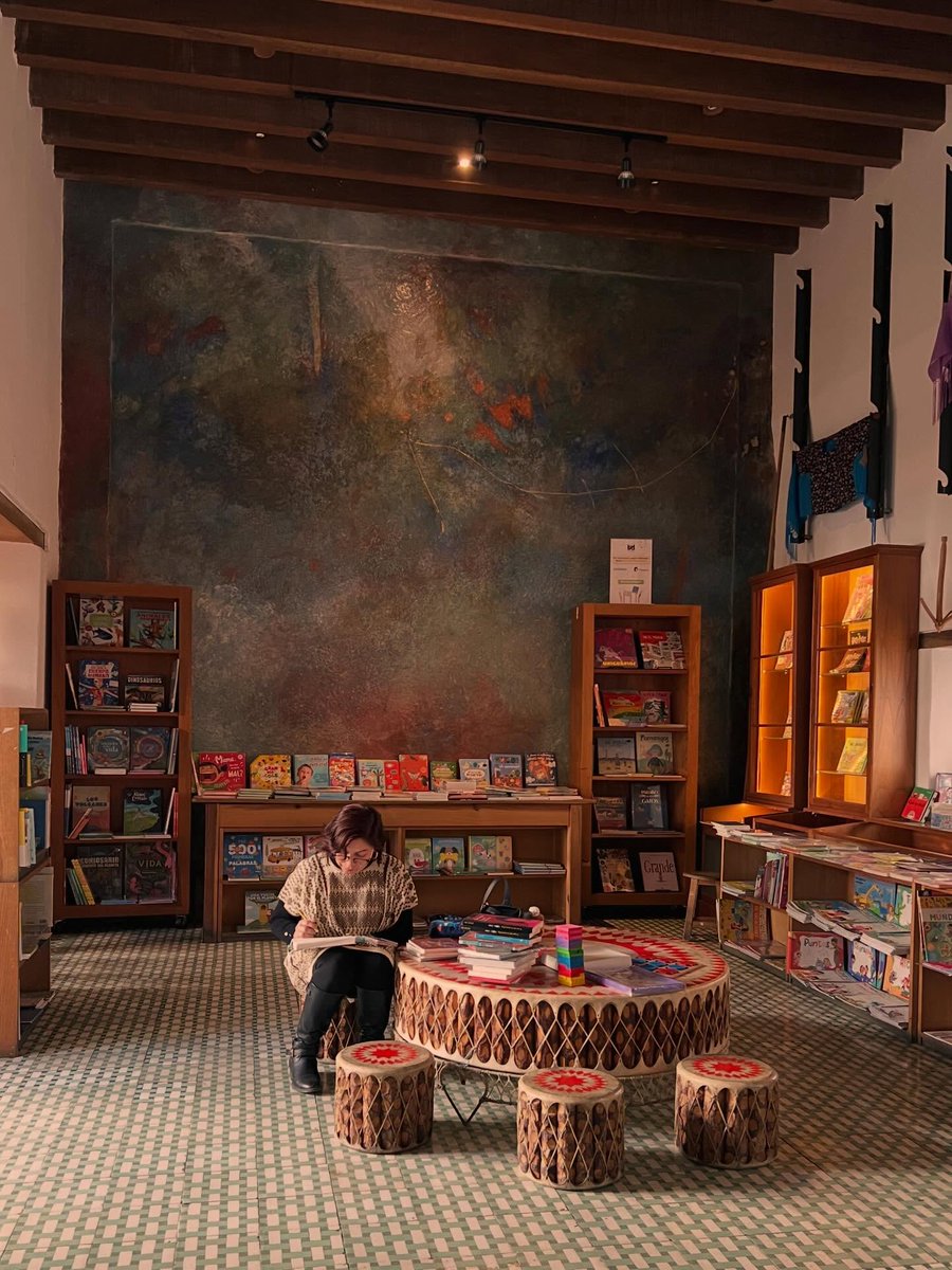 LibreriaGP's tweet photo. ✨ SALA INFANTIL PARA TODAS LAS EDADES ✨

¿Te ha pasado que entras a una librería y te sientes en casa? 🪺🥰 En la Librería Grañén Porrúa no hace falta salir con algo en las manos, se trata de llevarse algo en el corazón: calma, historias y ese aroma a libro nuevo. 📚🌞 https://t.co/JOWinkeJRo