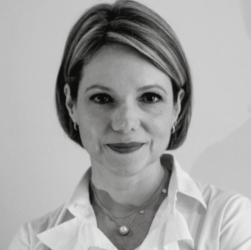 La activista de extrema izquierda <a href="/anacrisrestrepo/">Ana Cristina Restrepo Jiménez</a> , que en el pasado se escandalizó cuando al colegio Alemán invitaron a Álvaro Uribe, organizó un foro en Eafit con la guerrillera <a href="/SandraComunes/">Sandra Ramírez</a> . 
El foro fracasó con una asistencia cercana al 30%