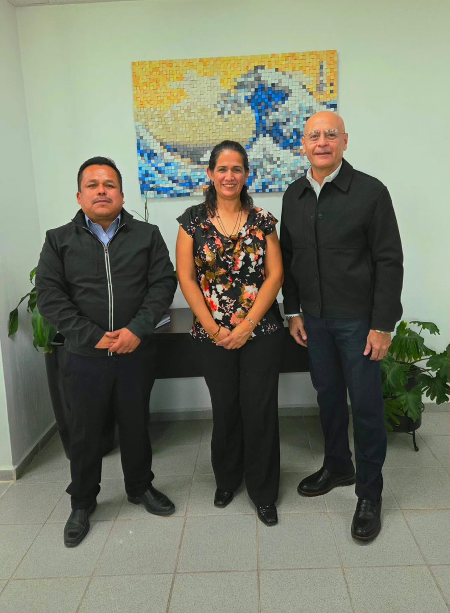 Para difundir nuestro trámite de Cédula Profesional Estatal, nos reunimos con el Secretario Académico, Francisco Javier Paulín, y con la Coord de Ing en Computación, Sandra Arreguín, ambos de la <a href="/InformaticaUAQ/">Facultad de Informática UAQ</a>. 

<a href="/makugo/">Mauricio Kuri</a> <a href="/rogeliovegavm/">Rogelio Vega</a> 
<a href="/MarthaSotoQro/">Martha Soto</a> 
<a href="/educacionqro/">educacionqueretaro</a> 
<a href="/UAQmx/">UAQmx</a>