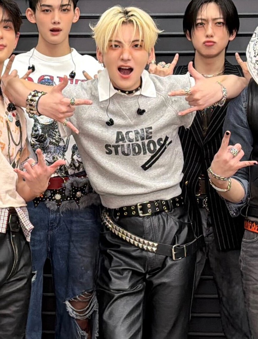 Hanapixieowl's tweet photo. yuma looking like sangwon's dopple-ganger in today's performance https://t.co/4l0hxf0JTW