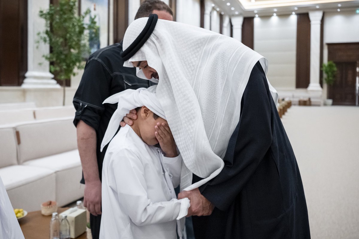 Mohammad_ae's tweet photo. حين يعجز الكلام عن البوح .. 
تتكفل الصورة بسرد الحكاية 🇦🇪 .. 
#بوخالد ❤️ https://t.co/1yiFadIoVz