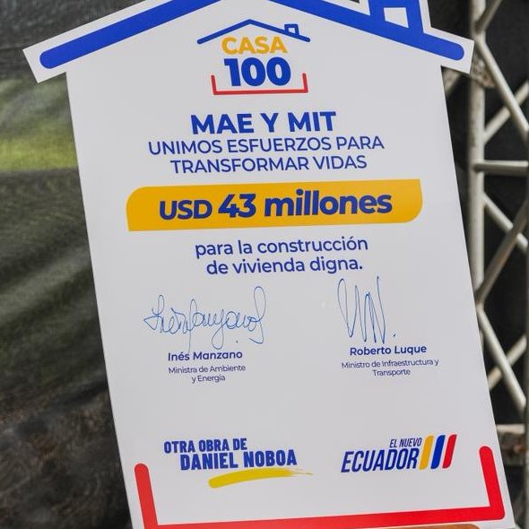 🏠En El Oro seguimos entregando vivienda digna para más familias ecuatorianas.

El presidente <a href="/DanielNoboaOk/">Daniel Noboa Azin</a> y el ministro <a href="/RobertoLuqueN/">Roberto Luque</a> inauguraron el proyecto habitacional El Guabo que cuenta con 50 viviendas 100% subsidiadas, como parte del programa #Casa100. Su inversión