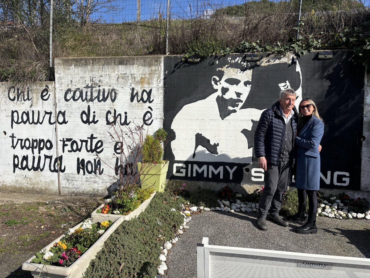 florindambrogio's tweet photo. Qui c’è Gimmy Pozzi.

Dentro un guantone, come quelli che indossava per allenarsi, per #lottare, per non mollare mai.

Adesso, tocca a noi combattere per lui. 🥊❤️

Grazie @avvocatogallo per la disponibilità 🙏
Grazie @92Srl71056 per la tua forza🙏

#giustiziapergimmy 
#verità https://t.co/3YQcvRNklq