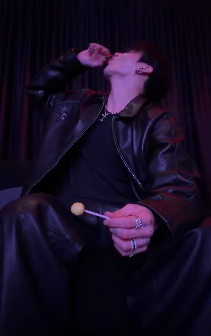 มือนึงกระดกโซจู อีกมือนึงถืออมยิ้ม กุให้เลยอะ 555555555555555555555555555555555555555555555555555555555555555555555555555555555