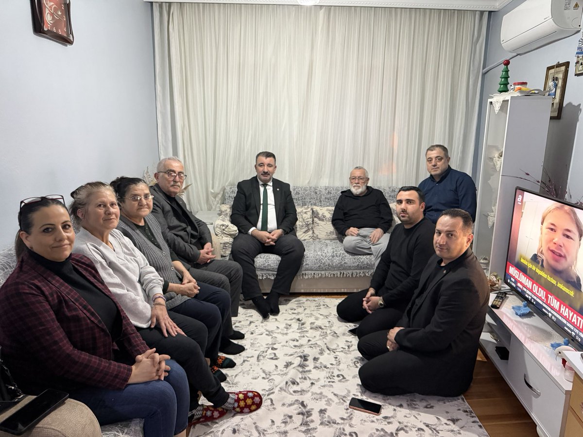 📍 Levent Mahallesi

Bugün iftarımızda, kıymetli büyüğümüz Ufuk Varmişli abimizin hanesine misafir olduk. Aynı sofranın bereketini paylaşmanın huzurunu yaşadık.

Misafirperverliği için kendisine gönülden teşekkür ediyor, Rabbim sofralarına bereket, hanelerine huzur nasip etsin