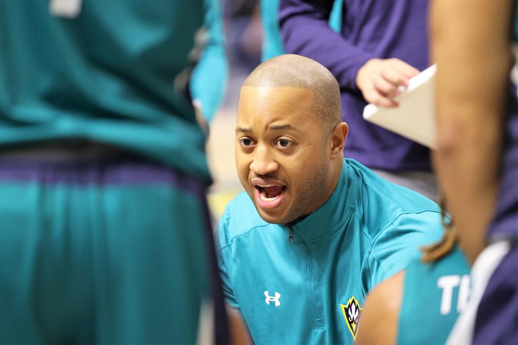 🚨🏀March Madness Contender: UNCW🏀🚨
(2026 Overview/10-Year Snapshot)

✅ 6th-year HC Takayo Siddle
✅ poised for another (#CAA) RS title
✅ seeking 2nd straight #NCAA trip
✅ stars include in-state HS signees, #ACC/juco transfers

(👇DG Article/Video👇)
ncsportsnetwork.com/march-madness-…