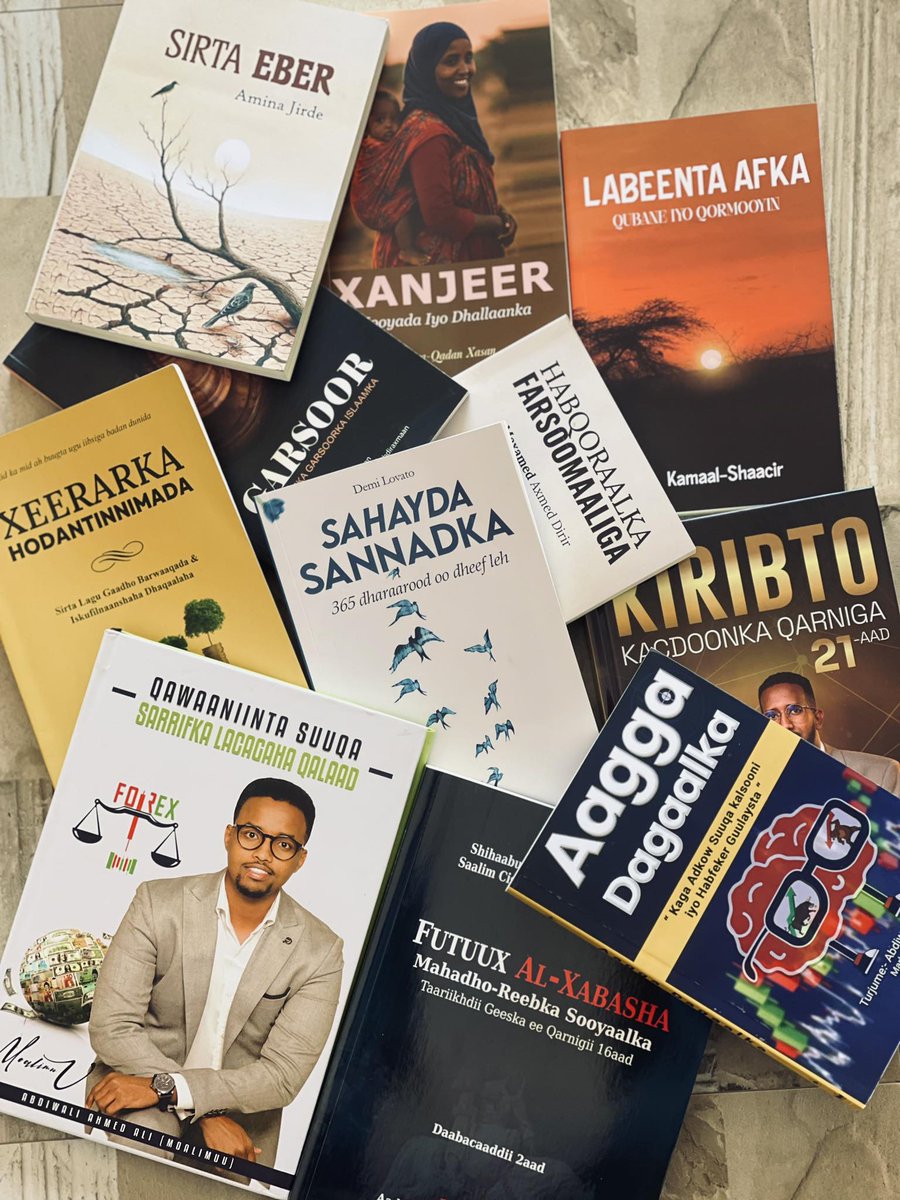 Buugaagtii u danbeeyay.