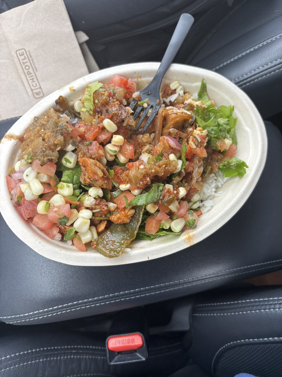 MrNeckmuscles's tweet photo. #DiningLikeDK chicken al pastor is back #chipolte https://t.co/mCGoh3wvXL