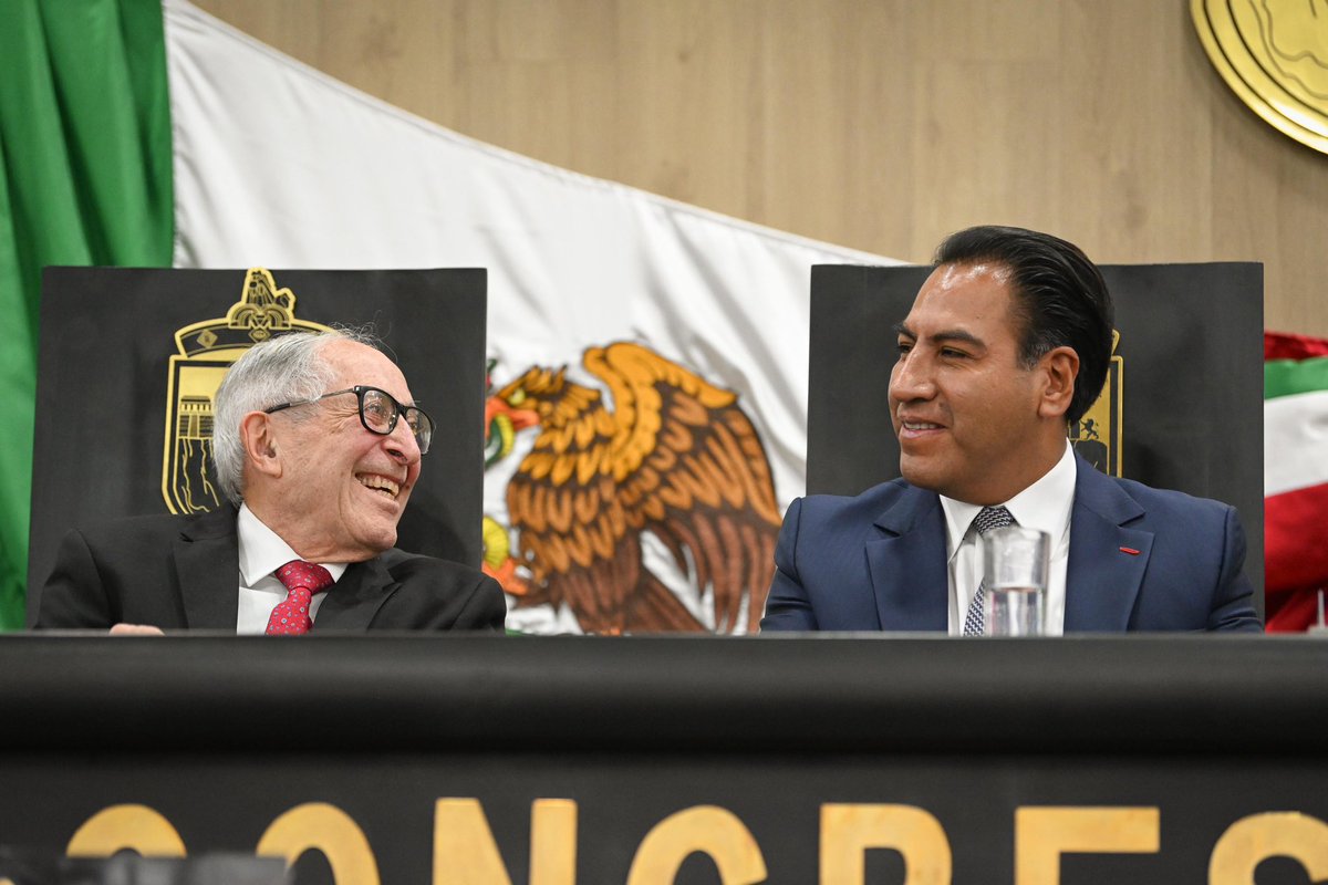 ramirezlalo_'s tweet photo. Gobernar con visión humanista también es valorar el mérito, la disciplina y la responsabilidad. 

Este día es muy significativo porque el Honorable Congreso del Estado de Chiapas entregó la Medalla Dr. Manuel Velasco Suárez, al Doctor David Kershenobich @DKershenobich, secretario de Salud de México, por su contribución a la ciencia, la medicina y el bienestar del pueblo de México. 

Reconocer a quienes dedican su vida a la salud pública es reafirmar que el progreso también se mide en bienestar, prevención y cuidado de las personas porque la ciencia, cuando se ejerce con ética y vocación, es una de las expresiones más altas del humanismo. 

Esta medalla lleva el nombre de un chiapaneco universal, fundador del Instituto Nacional de Neurología, cuyo legado nos recuerda que el conocimiento debe estar siempre al servicio de la vida y la dignidad humana. 

La Nueva ERA honra la inteligencia, el compromiso y el servicio a nuestro país, porque la buena política es compartir los conocimientos en beneficio de quienes más lo necesitan.