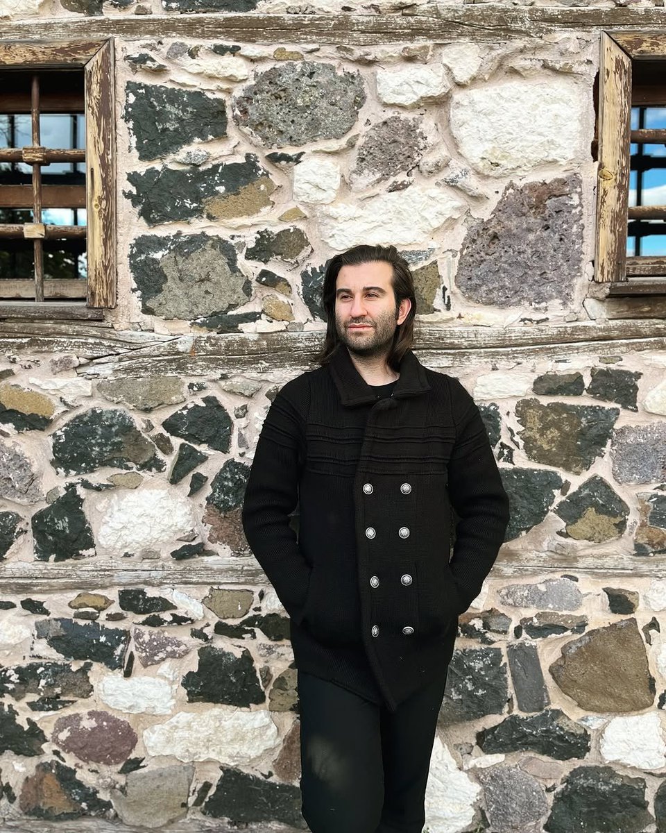 “bu son ayazın yıktı duvarları
bi’ yorgun bi’ durgun geçer mi zaman?”

İnstagram⬇️ 
instagram.com/alperendurakpr 

#Keşfet #keşfetteyiz #keşfetedüş #like #likes