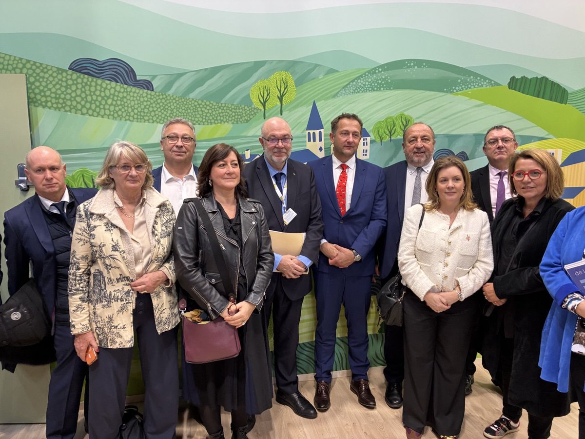 AN_AfEco's tweet photo. Une délégation de la commission des affaires économiques s’est rendue au  Salon international de l’agriculture pour rencontrer les professionnels  du secteur et échanger sur les réalités et les perspectives du monde  agricole🌾👨‍🌾🐮#SIA2026 https://t.co/6E0MNdSyzN