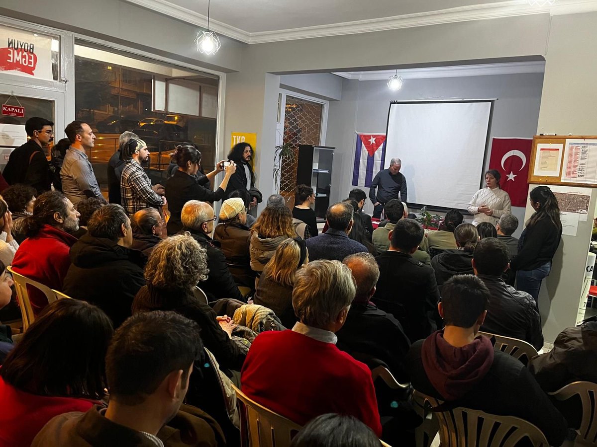 kubadostluk's tweet photo. JMKDD Başkanı Nahide Özkan ve Küba Cumhuriyeti Büyükelçiliği İkinci Misyon Şefi Oscar Redondo Ramos, bu akşam Ankara Öveçler Semt Evi'nde düzenlenen etkinlikte Küba halkının yıllardır ABD’nin insanlık dışı ablukasına karşı sürdürdüğü onurlu direnişi anlattı.  

Dayanışma sınır tanımaz!

#Cuba 🇨🇺
#Küba 🇨🇺
#Revolución ✊
#67AñosEnRevolución
#100AñosConFidel
#Fidelle100Yıl
#CubaNoEstaSola
#CubaEsSolidaridad