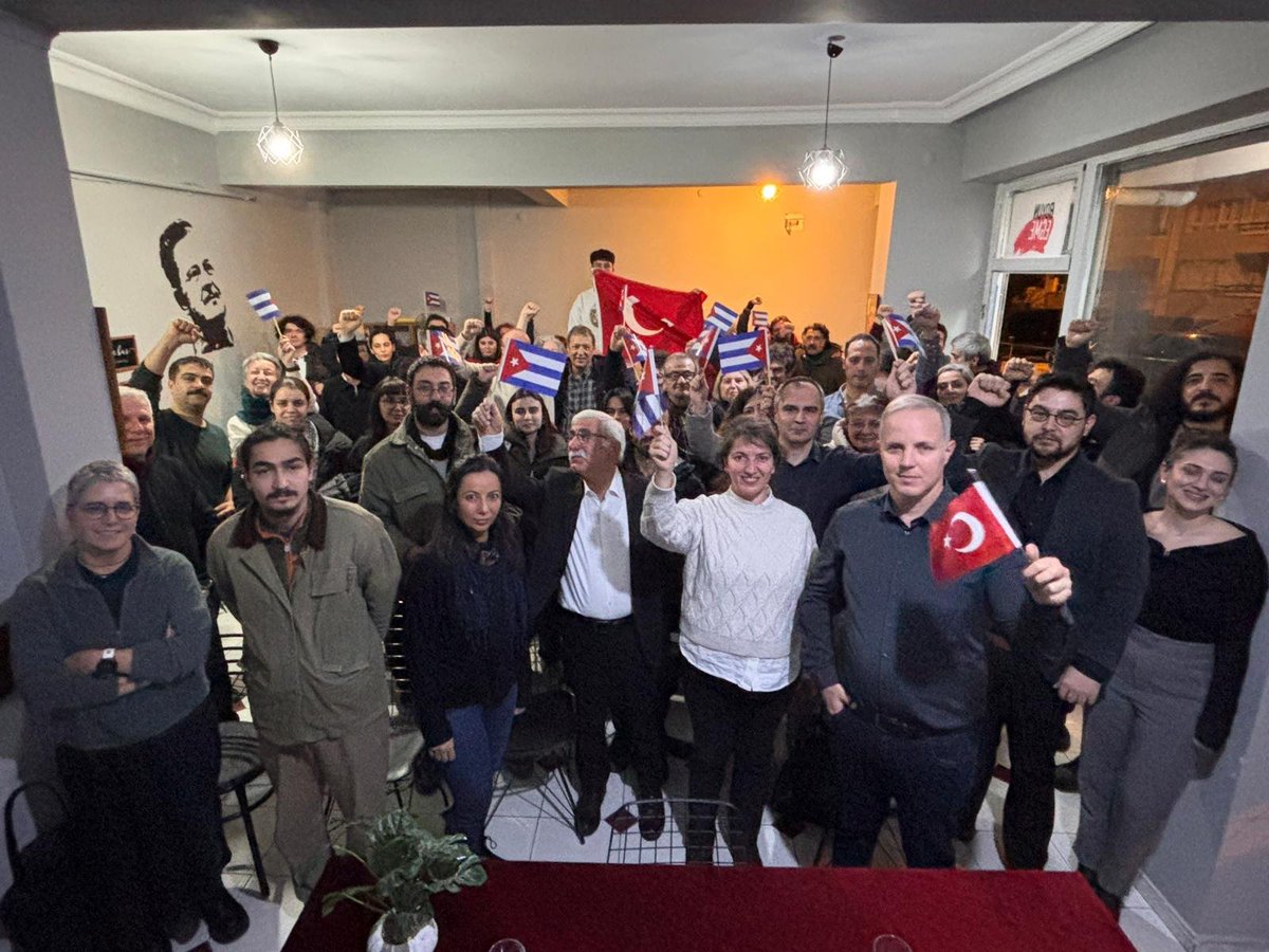 kubadostluk's tweet photo. JMKDD Başkanı Nahide Özkan ve Küba Cumhuriyeti Büyükelçiliği İkinci Misyon Şefi Oscar Redondo Ramos, bu akşam Ankara Öveçler Semt Evi'nde düzenlenen etkinlikte Küba halkının yıllardır ABD’nin insanlık dışı ablukasına karşı sürdürdüğü onurlu direnişi anlattı.  

Dayanışma sınır tanımaz!

#Cuba 🇨🇺
#Küba 🇨🇺
#Revolución ✊
#67AñosEnRevolución
#100AñosConFidel
#Fidelle100Yıl
#CubaNoEstaSola
#CubaEsSolidaridad