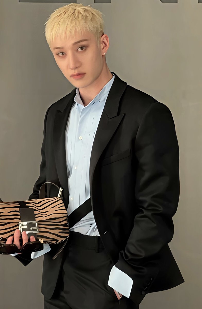 BCHANPIC's tweet photo. FACE CARD GOES CRAZY…🫠

BANG CHAN AT FENDI MFW
#BANGCHANxFENDI
#BangChanxFendiFW26 https://t.co/z13oUhFreV