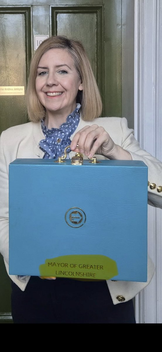 When you order your pretend “red boxes” from Wish and get them to do the lettering. 

Amateur hour. Which seems appropriate. 

#ReformUK