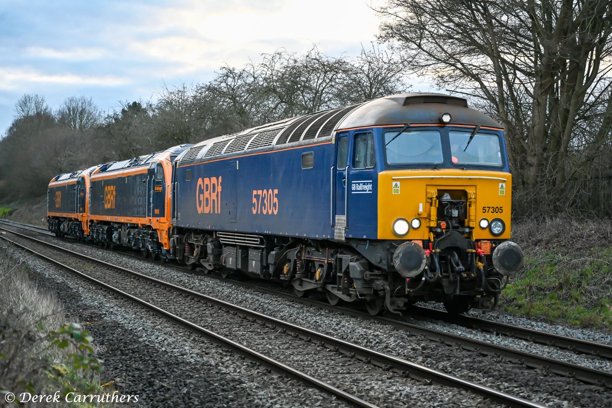 carru12901's tweet image. GB Railfreight 57305 hauling 99006 &amp;amp; 99005 through Hinckley on the 25th February 2026 on the 14:10 (0Q33) Portbury Auto Terminal to Leicester LIP running 58 minutes early which allowed me to get a picture before the sunset. #GBRf #class57 #class99