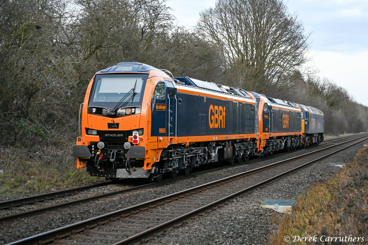 carru12901's tweet image. GB Railfreight 57305 hauling 99006 &amp;amp; 99005 through Hinckley on the 25th February 2026 on the 14:10 (0Q33) Portbury Auto Terminal to Leicester LIP running 58 minutes early which allowed me to get a picture before the sunset. #GBRf #class57 #class99