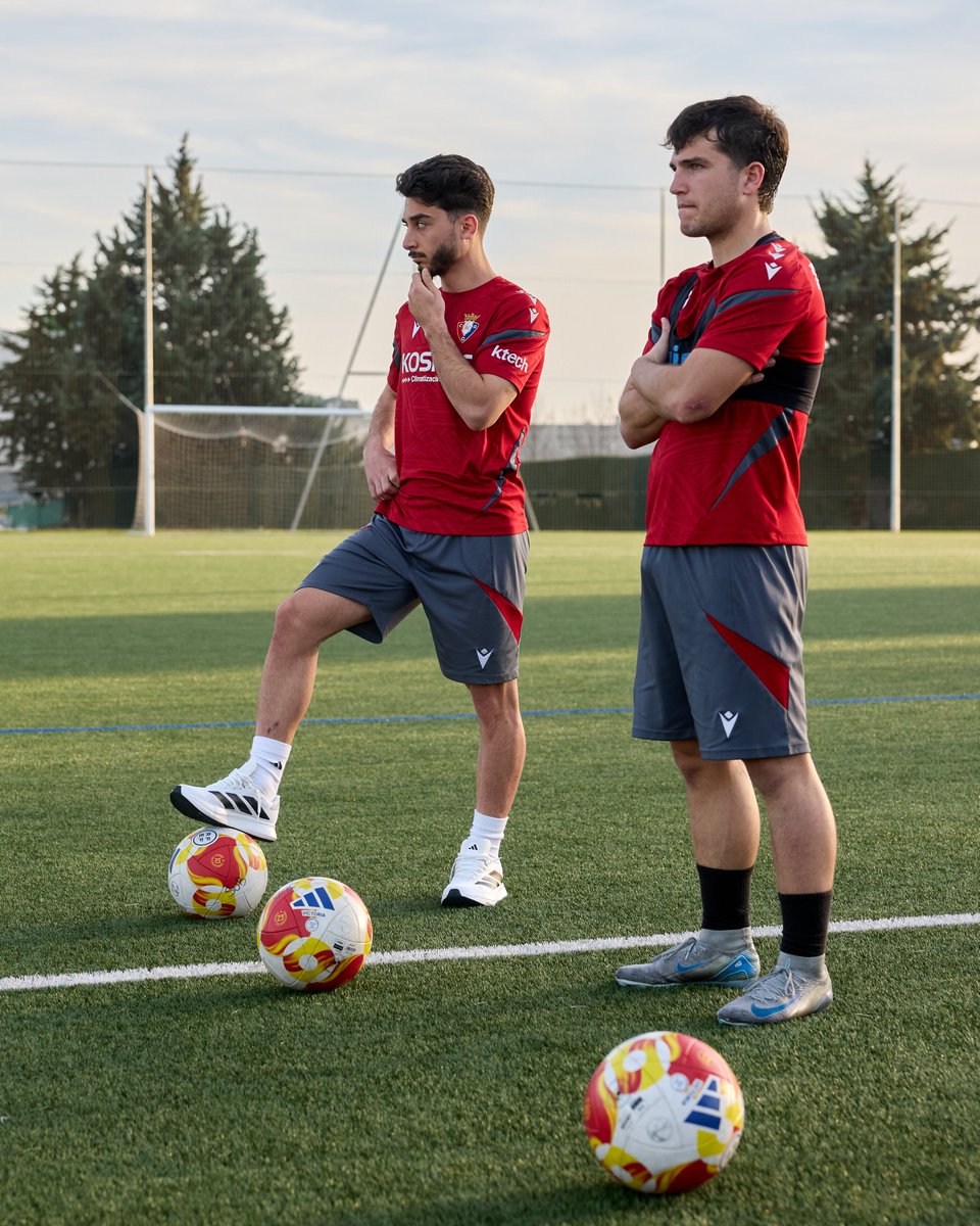 Osasuna's tweet photo. 🧑‍🏫 Raúl Moro y Javi Galán han impartido hoy a nuestros juveniles y jugadores del Subiza una sesión sobre las interacciones en el juego exterior, dirigida a laterales y extremos.  

¡Qué grandes, maestros! https://t.co/8WaLL8q8Bk
