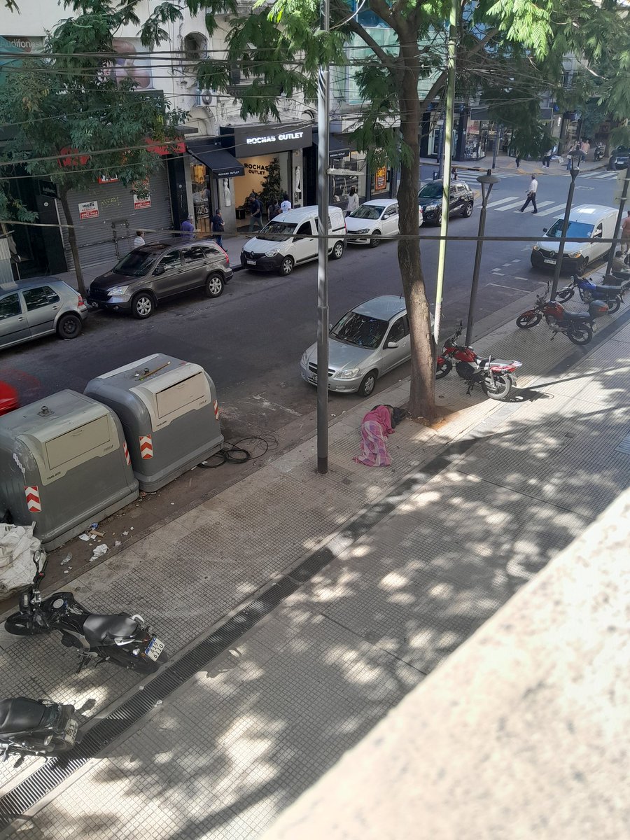 Atento señores de Aesa y jorge 
MACRI  no escuchan gente frente a las margaritas ,perfumerías y el señor que junta los cartones sigue la mugre y además duermen en la vereda a esta hora que pasa los desbordó las obligaciones o no ha voluntad.