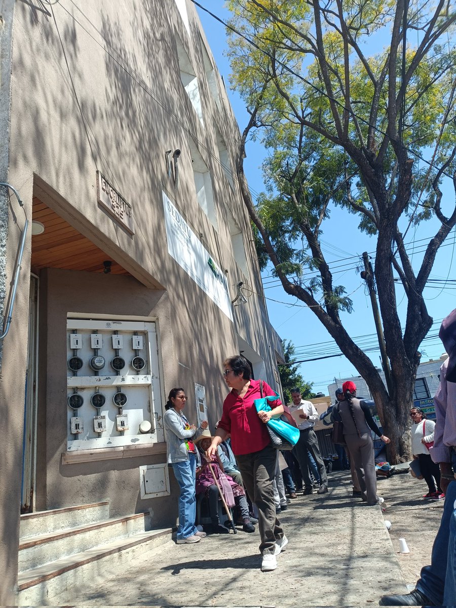 LACHISP5's tweet photo. No es posible que en pleno 2026 en el RAN Oaxaca, no exista la infraestructura e inmueble adecuado para que las personas realicen sus trámites y consultas, tienen que hacer largas filas bajo el sol sin ninguna consideración humanista. La mayoría vienen de lejos.
@Claudiashein https://t.co/8zMwILTGaL