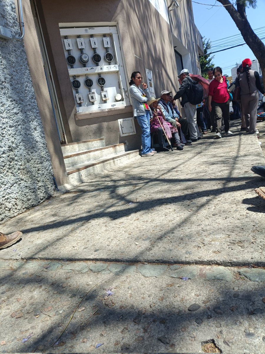 LACHISP5's tweet photo. No es posible que en pleno 2026 en el RAN Oaxaca, no exista la infraestructura e inmueble adecuado para que las personas realicen sus trámites y consultas, tienen que hacer largas filas bajo el sol sin ninguna consideración humanista. La mayoría vienen de lejos.
@Claudiashein https://t.co/8zMwILTGaL