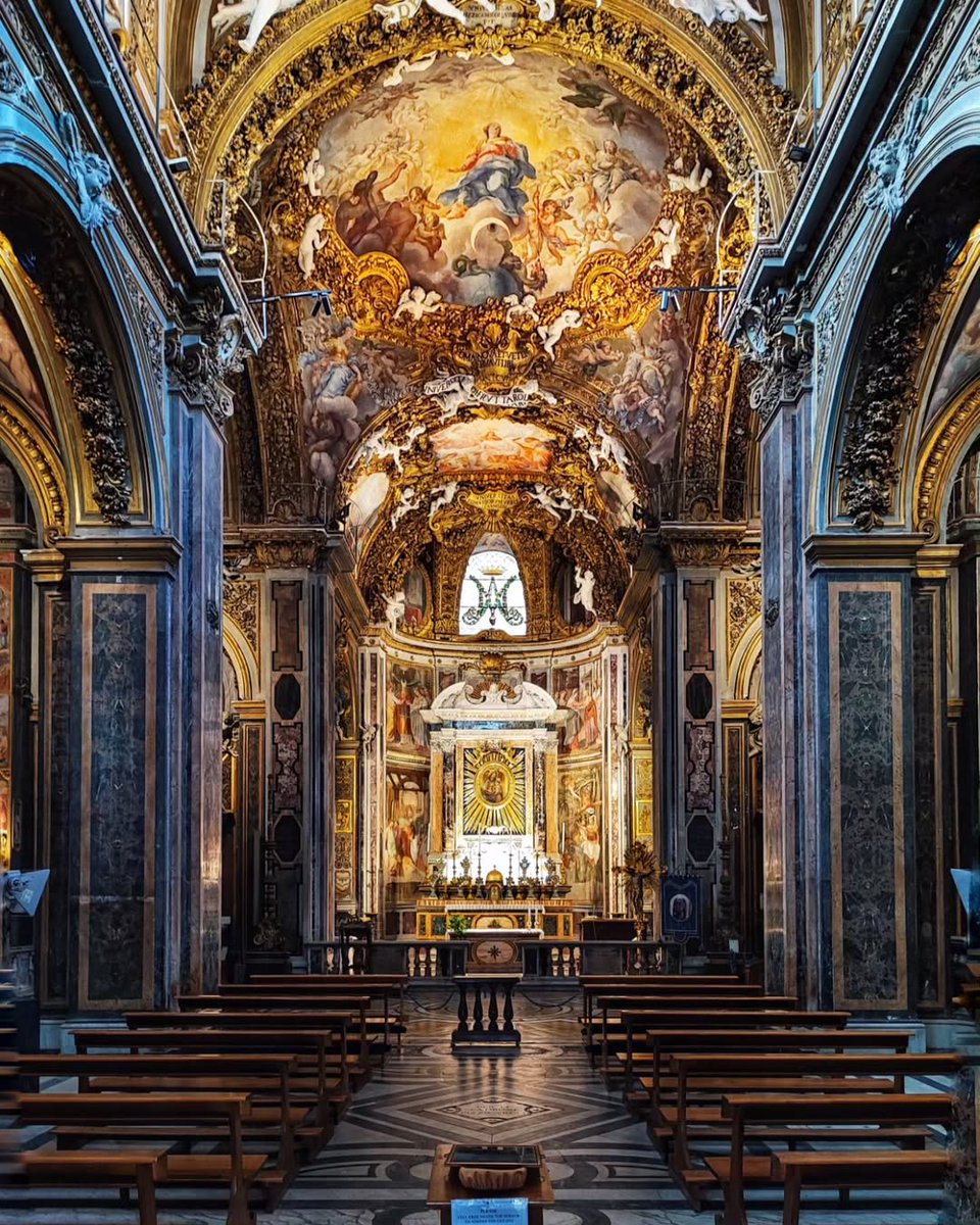 L’interno di Santa Maria dell'Orto è un tripudio di pitture e marmi, ma la sua peculiare caratteristica è la profusione di stucchi bianchi e dorati che ornano le volte, la crociera e l’abside.

👉turismoroma.it/it/luoghi/chie…
📸 IG francesco_perilli_80
#VisitRome