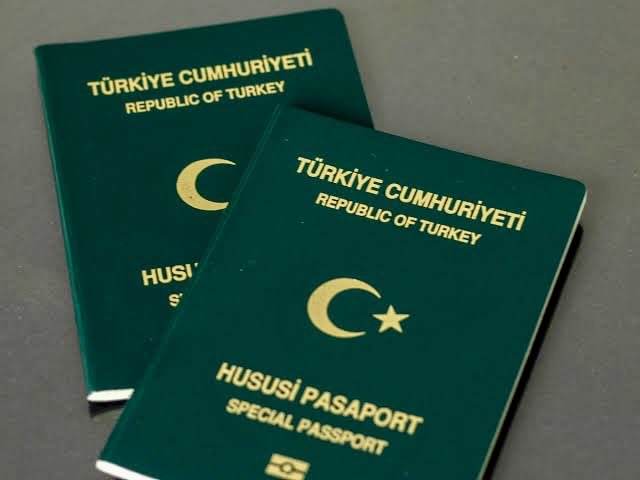 AKP'li Adapazarı belediye başkanı  yasak aşk yaşadığı sevgilisini 
‘Başkan Yardımcısı’ gibi gösterip yeşil pasaport aldırmış..

Bu pasaportu verenin altında kimin imzası varsa o da "evrakta sahtecilikten" suç işlemiştir