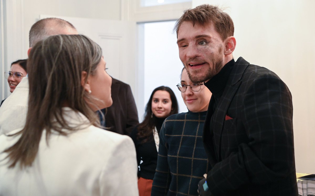 With Honor Action tweet media